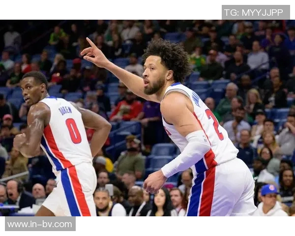 康宁汉姆赛后向小卡请教得分秘诀分享成功经验