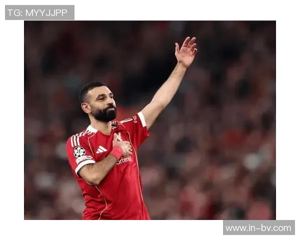 萨拉赫传射建功后向球迷致意手抚利物浦队徽展现忠诚与热爱 萨拉赫传射建功后向球迷致意手抚利物浦队徽展现忠诚与热爱